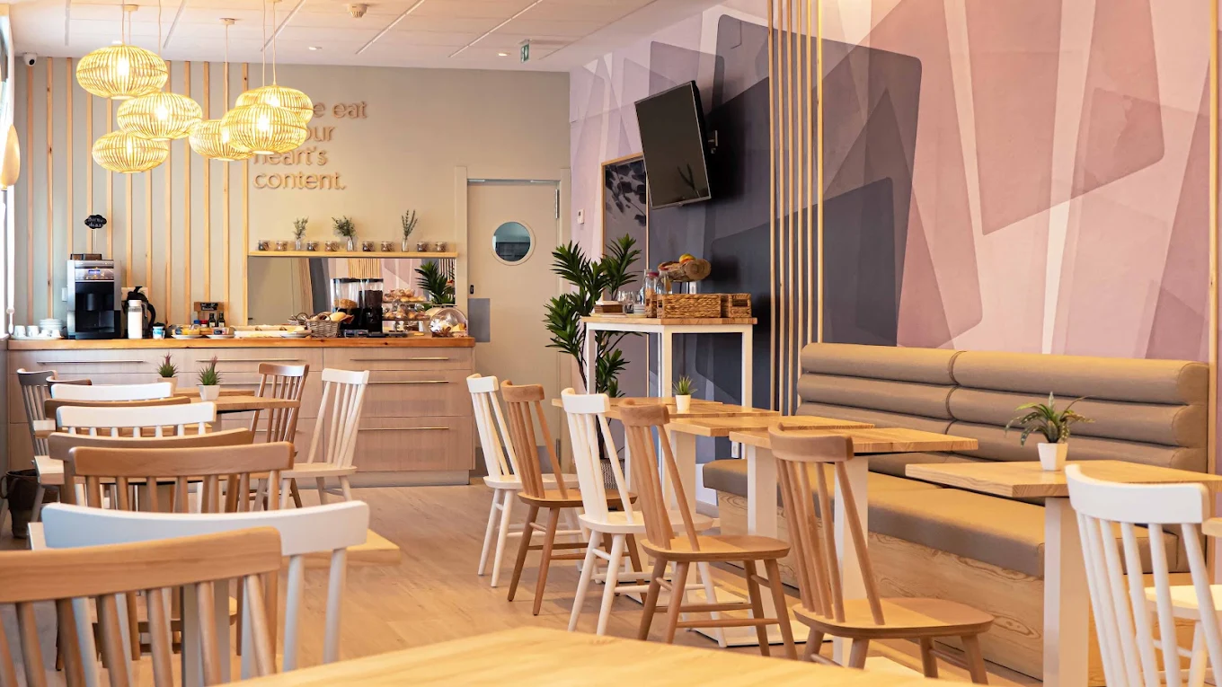 Sala de desayuno con paneles de madera